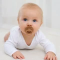 Mombella Smoczek uspokajający Mocha Mousse 004.jpg