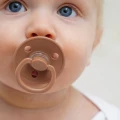 Mombella Smoczek uspokajający Mocha Mousse 005.jpg