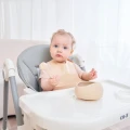Mombella Silikonowy śliniak z kieszonką light brown 001a.jpg