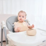 Mombella Silikonowy śliniak z kieszonką light brown 001a.jpg