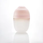 Mombella Butelka Antykolkowa dla Noworodka Breast Shape Old Roze Silikonowa 210 ml mood 002.jpg